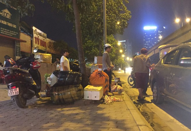 Phớt lờ lệnh cấm, nhiều nhà xe ngang nhiên đón khách dưới lòng đường - ảnh 4
