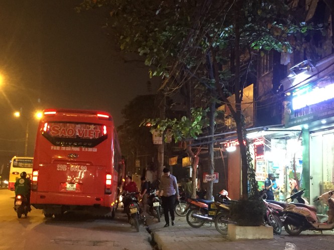 Phớt lờ lệnh cấm, nhiều nhà xe ngang nhiên đón khách dưới lòng đường - ảnh 7
