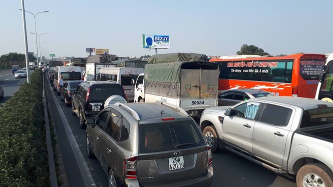 Xe ben lật nghiêng trên cao tốc Pháp vân, giao thông tê liệt - ảnh 1