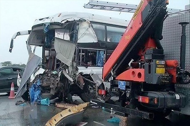 Vụ xe khách đâm xe cứu hỏa: Cần làm rõ quy trình thực hiện công vụ - ảnh 1