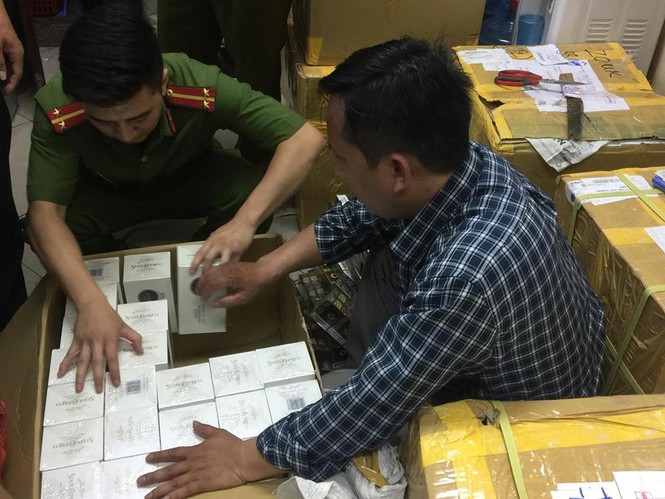 Kiểm tra hàng vạn bao thuốc lá không rõ nguồn gốc tại Hà Nội - ảnh 7