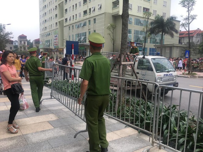 Tháo dỡ hàng rào tranh chấp ở chung cư hạng sang - ảnh 1