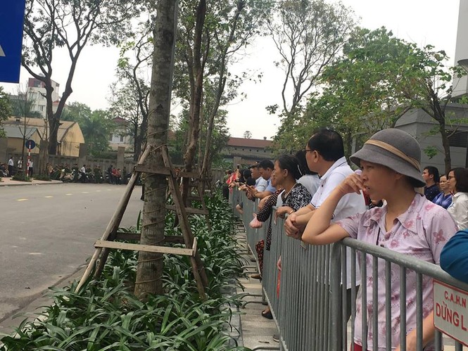 Tháo dỡ hàng rào tranh chấp ở chung cư hạng sang - ảnh 3