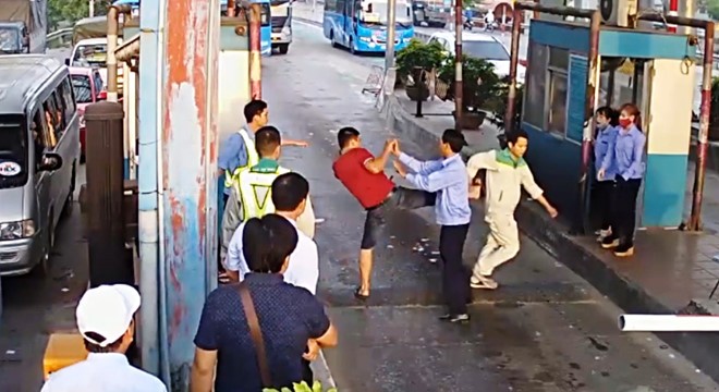 Thêm một tài xế bị triệu tập vụ đánh nhân viên BOT Tân Đệ - ảnh 1