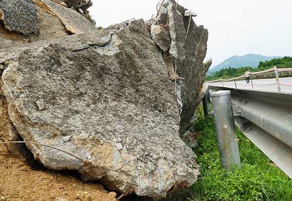 Cận cảnh sạt lở nghiêm trọng trên cao tốc Nội Bài - Lào Cai - ảnh 4