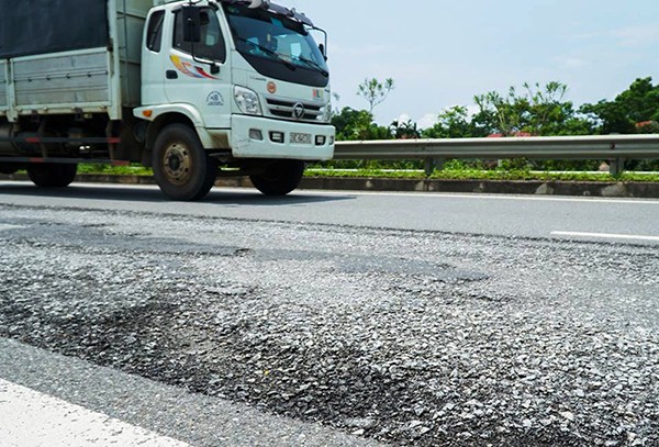 Cận cảnh sạt lở nghiêm trọng trên cao tốc Nội Bài - Lào Cai - ảnh 9