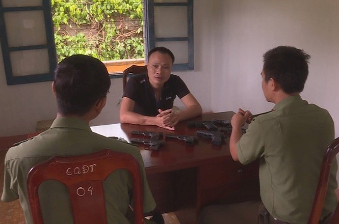 Kinh hoàng hàng loạt vụ cán bộ trộm súng rao bán, giết người - ảnh 2