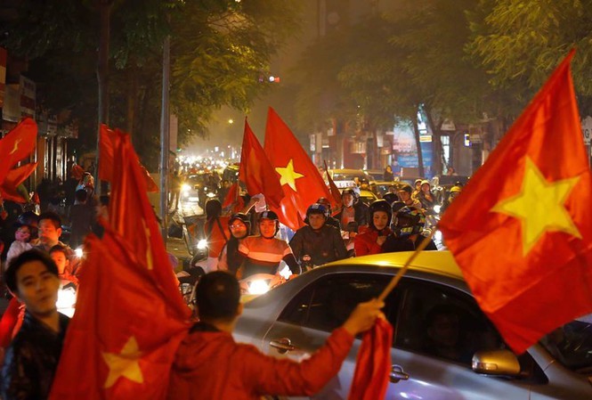 Xử lý 6 cò vé chuyên nghiệp trước giờ bóng lăn trận Việt Nam - Malaysia - ảnh 2