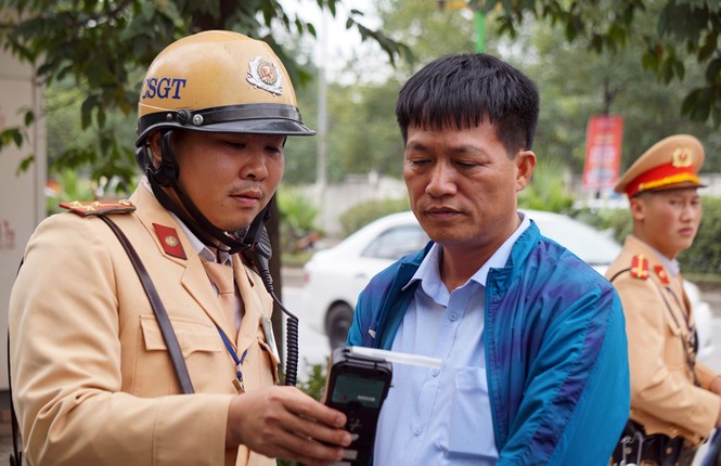 Tài xế ăn hoa quả dính 'nồng độ cồn' bị xử lý thế nào? - ảnh 2