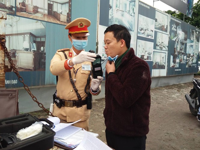 CSGT tạm dừng dùng phễu thổi khi kiểm tra nồng độ cồn - ảnh 1