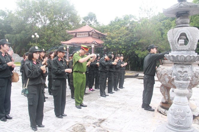 Nữ chiến sĩ cảnh sát cơ động hành quân về nguồn - ảnh 2