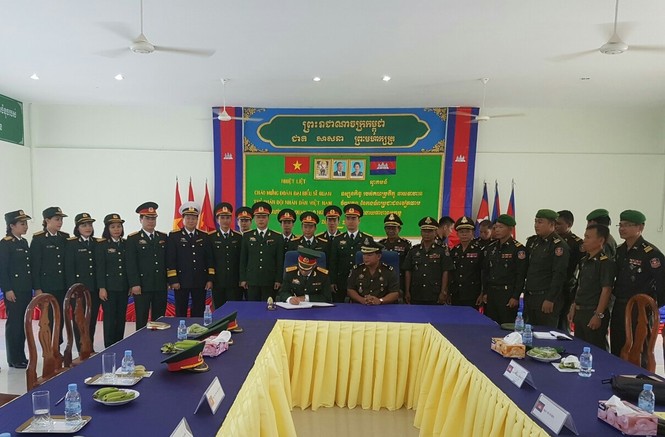 Giao lưu sĩ quan trẻ Việt Nam - Campuchia - ảnh 1