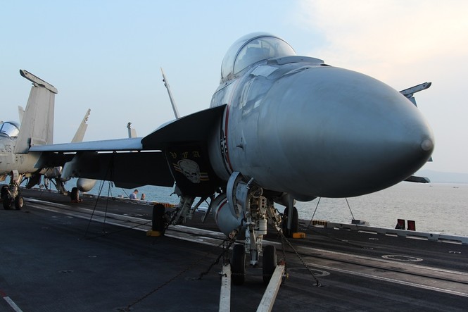 Cận cảnh kho vũ khí 'khủng' trên tàu sân bay USS Carl Vinson ở Đà Nẵng - ảnh 4