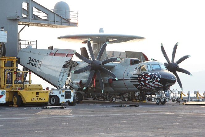 Cận cảnh kho vũ khí 'khủng' trên tàu sân bay USS Carl Vinson ở Đà Nẵng - ảnh 2
