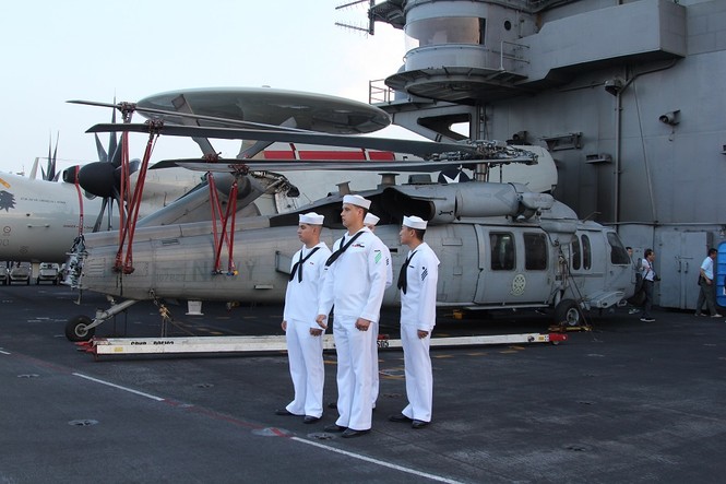 Cận cảnh kho vũ khí 'khủng' trên tàu sân bay USS Carl Vinson ở Đà Nẵng - ảnh 1