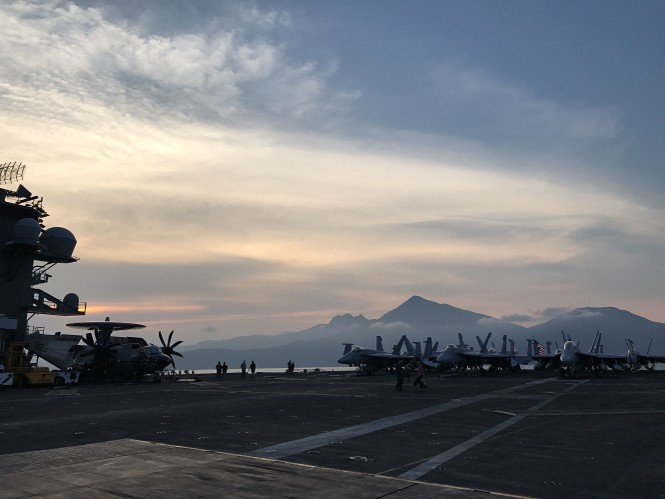 Cận cảnh kho vũ khí 'khủng' trên tàu sân bay USS Carl Vinson ở Đà Nẵng - ảnh 13