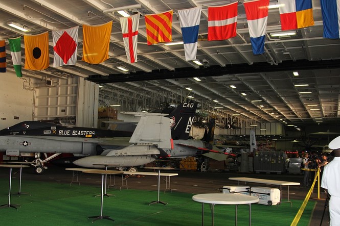 Cận cảnh kho vũ khí 'khủng' trên tàu sân bay USS Carl Vinson ở Đà Nẵng - ảnh 15
