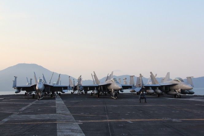 Cận cảnh kho vũ khí 'khủng' trên tàu sân bay USS Carl Vinson ở Đà Nẵng - ảnh 12