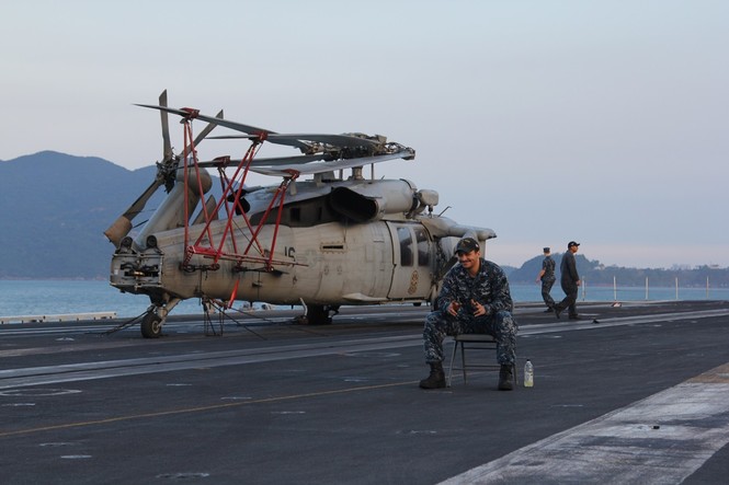 Cận cảnh kho vũ khí 'khủng' trên tàu sân bay USS Carl Vinson ở Đà Nẵng - ảnh 9