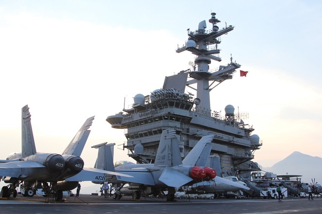 Cận cảnh kho vũ khí 'khủng' trên tàu sân bay USS Carl Vinson ở Đà Nẵng - ảnh 11