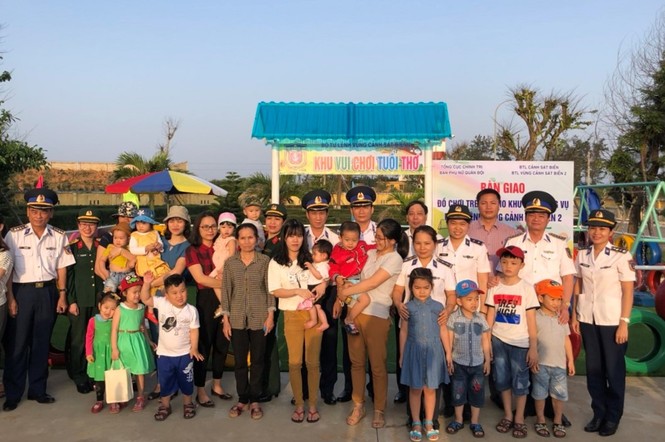 Tặng sân chơi cho con em chiến sĩ Cảnh sát biển - ảnh 1