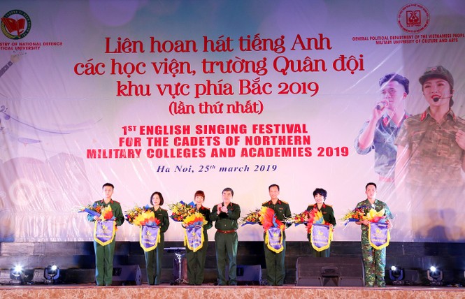Sinh viên áo lính trổ tài hát tiếng Anh - ảnh 1