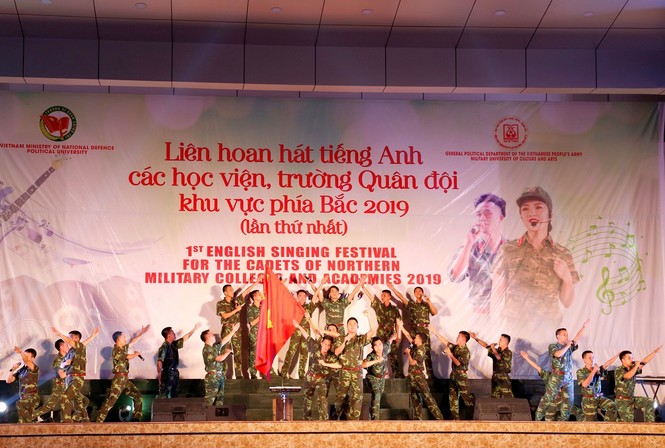 Sinh viên áo lính trổ tài hát tiếng Anh - ảnh 4