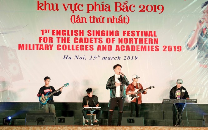 Sinh viên áo lính trổ tài hát tiếng Anh - ảnh 7