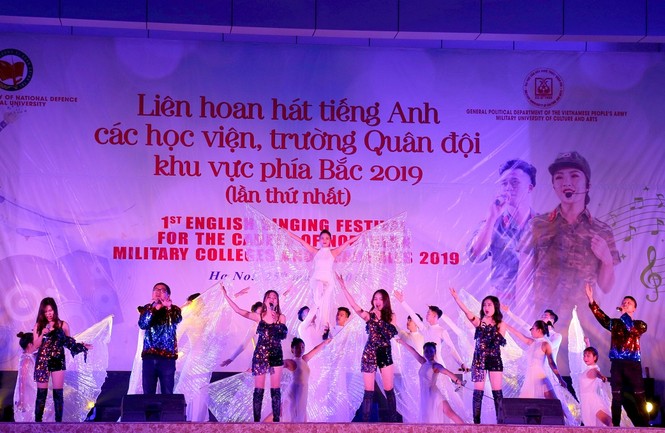Sinh viên áo lính trổ tài hát tiếng Anh - ảnh 6