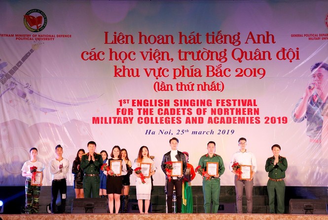 Sinh viên áo lính trổ tài hát tiếng Anh - ảnh 3