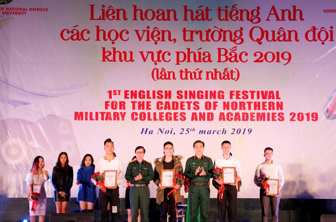 Sinh viên áo lính trổ tài hát tiếng Anh - ảnh 2