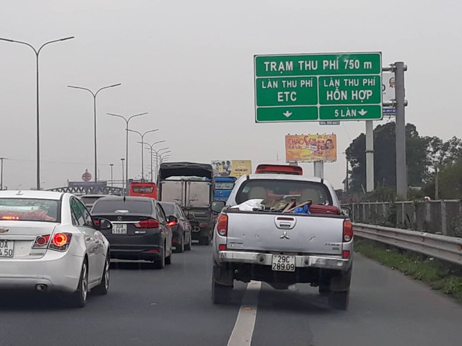 Ùn tắc kéo dài trước trạm thu phí cao tốc Pháp Vân - Cầu Giẽ - ảnh 2