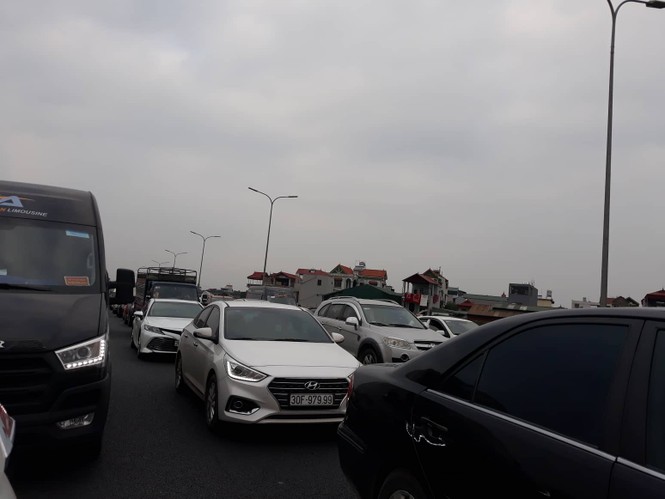 Ùn tắc kéo dài trước trạm thu phí cao tốc Pháp Vân - Cầu Giẽ - ảnh 1