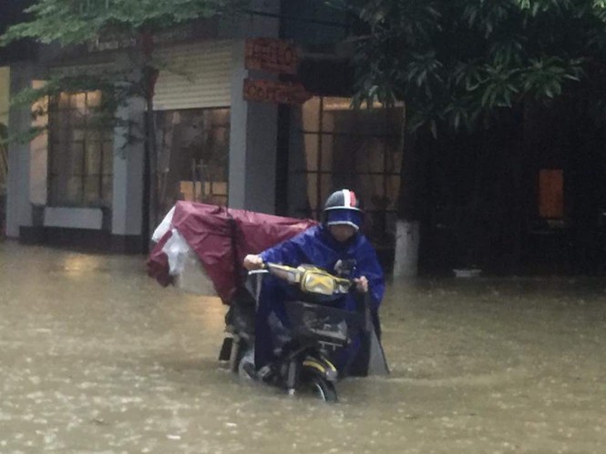 Thành phố Vinh ngập sâu, nước tràn vào nhà dân - ảnh 2