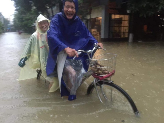 Thành phố Vinh ngập sâu, nước tràn vào nhà dân - ảnh 1