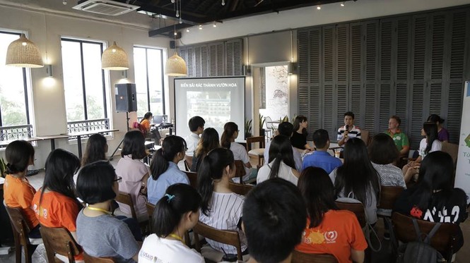 Hoa hậu phát 1.000 túi tự hủy tại chợ Đồng Xuân - ảnh 2
