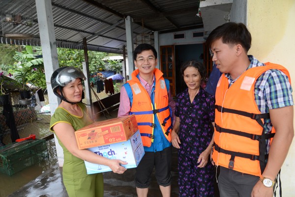 Công ty BSR cứu trợ khẩn cấp đồng bào lũ lụt tỉnh Quảng Ngãi - ảnh 2