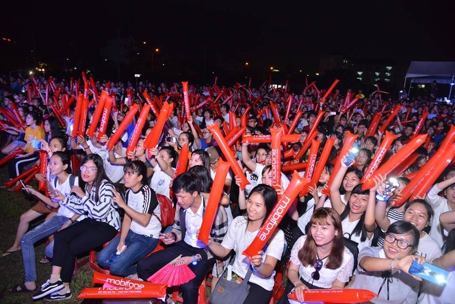 Sinh viên 'cháy' hết mình trong đêm nhạc của MobiFone tại ĐHQG HCM - ảnh 8