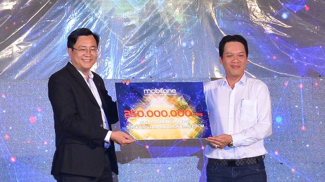 Sinh viên 'cháy' hết mình trong đêm nhạc của MobiFone tại ĐHQG HCM - ảnh 10