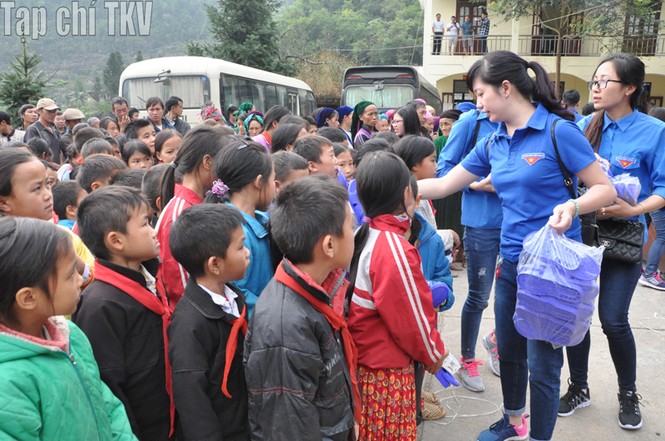 Tặng quà “Áo ấm mùa đông” tại xã Lũng Chinh huyện Mèo Vạc tỉnh Hà Giang - ảnh 3
