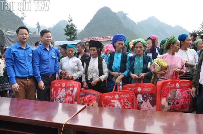 Tặng quà “Áo ấm mùa đông” tại xã Lũng Chinh huyện Mèo Vạc tỉnh Hà Giang - ảnh 4
