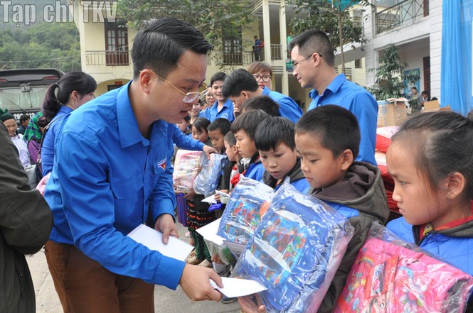 Tặng quà “Áo ấm mùa đông” tại xã Lũng Chinh huyện Mèo Vạc tỉnh Hà Giang - ảnh 5