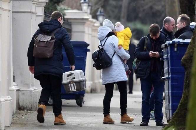 Bị trục xuất, nhân viên ngoại giao Nga đồng loạt rời London - ảnh 3