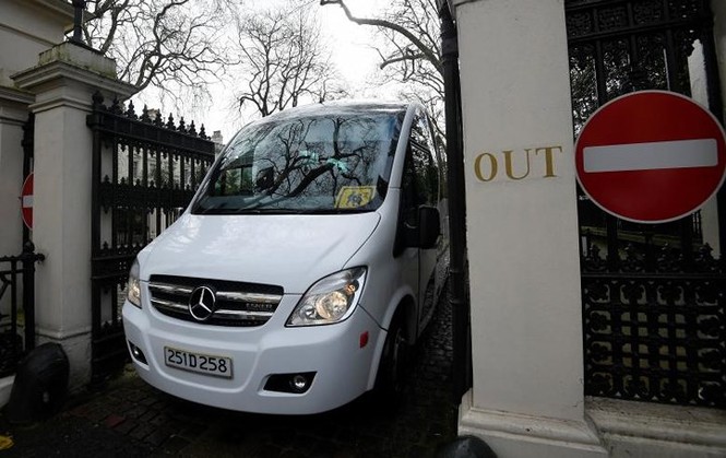 Bị trục xuất, nhân viên ngoại giao Nga đồng loạt rời London - ảnh 8