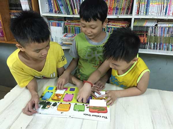 Bật khóc với ước mơ của cậu bé mồ côi mong cho người mù được sáng mắt - ảnh 1