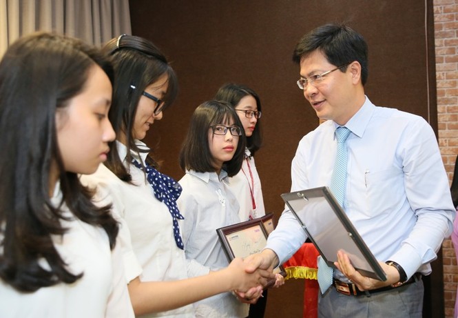 LienVietpostBank trao 165 suất học bổng sinh viên năm học 2016–2017 - ảnh 1