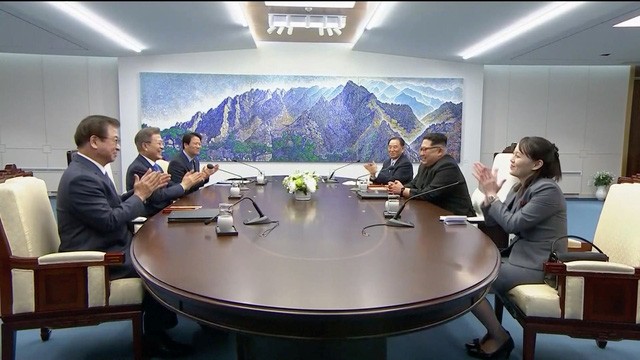 Em gái ông Kim Jong-un đỏ mặt vì được gọi là 'ngôi sao' - ảnh 11