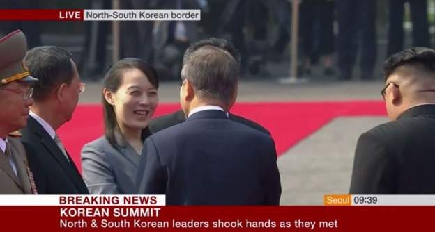 Em gái ông Kim Jong-un đỏ mặt vì được gọi là 'ngôi sao' - ảnh 3