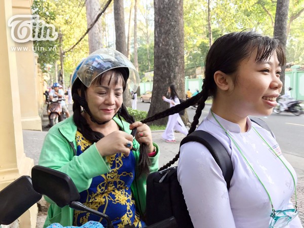 Hình ảnh ấn tượng mẹ tết tóc cho con gái trước lễ bế giảng - ảnh 1