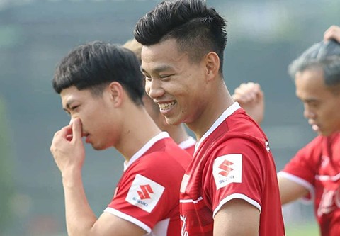 Văn Toàn nhuộm tóc bạch kim cực nổi ở đội Olympic Việt Nam - ảnh 1